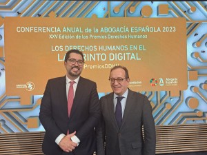 El decano, Fernando Rodríguez Santocildes, junto al tesorero del ICAL, David Díez Revilla en la entrega de los XXV Premios Derechos Humanos.